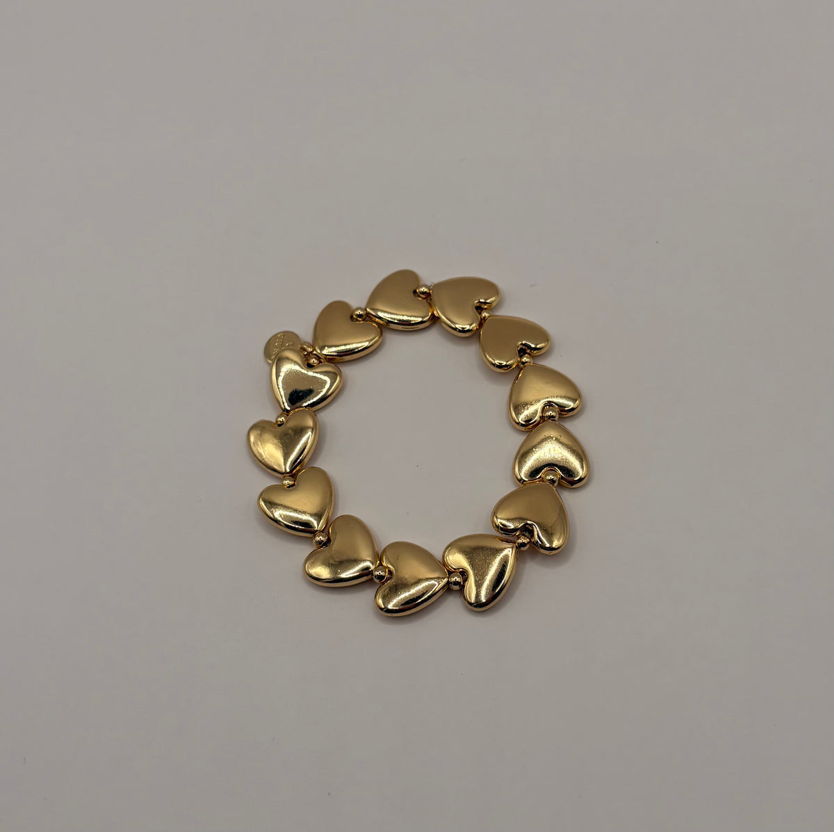 Elastische armband hartjes goudkleurig