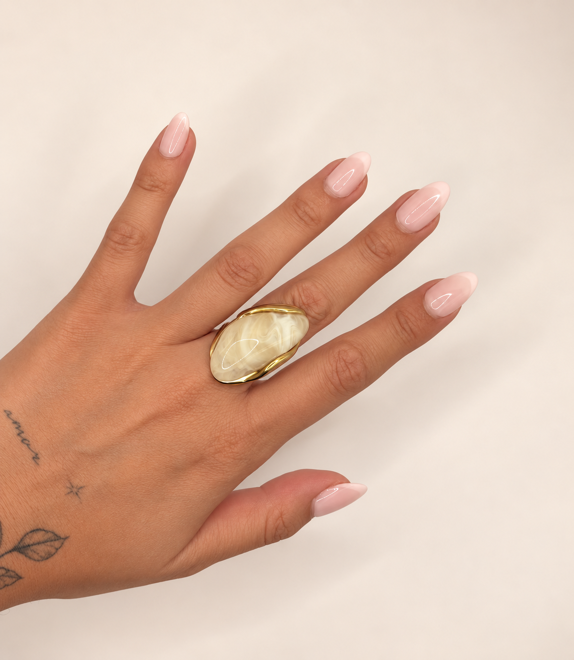 Grote ring met steen goudkleurig