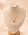Minimalistische ketting met parelmoer bloem goud