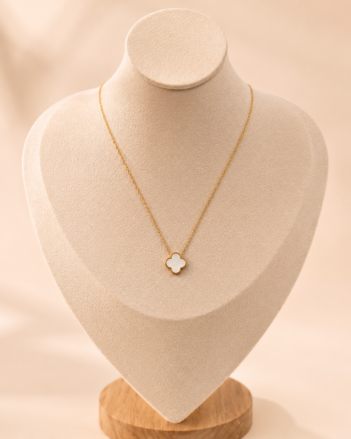 Minimalistische ketting met parelmoer bloem goud