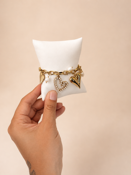 Armband met verschillende hartjes goud
