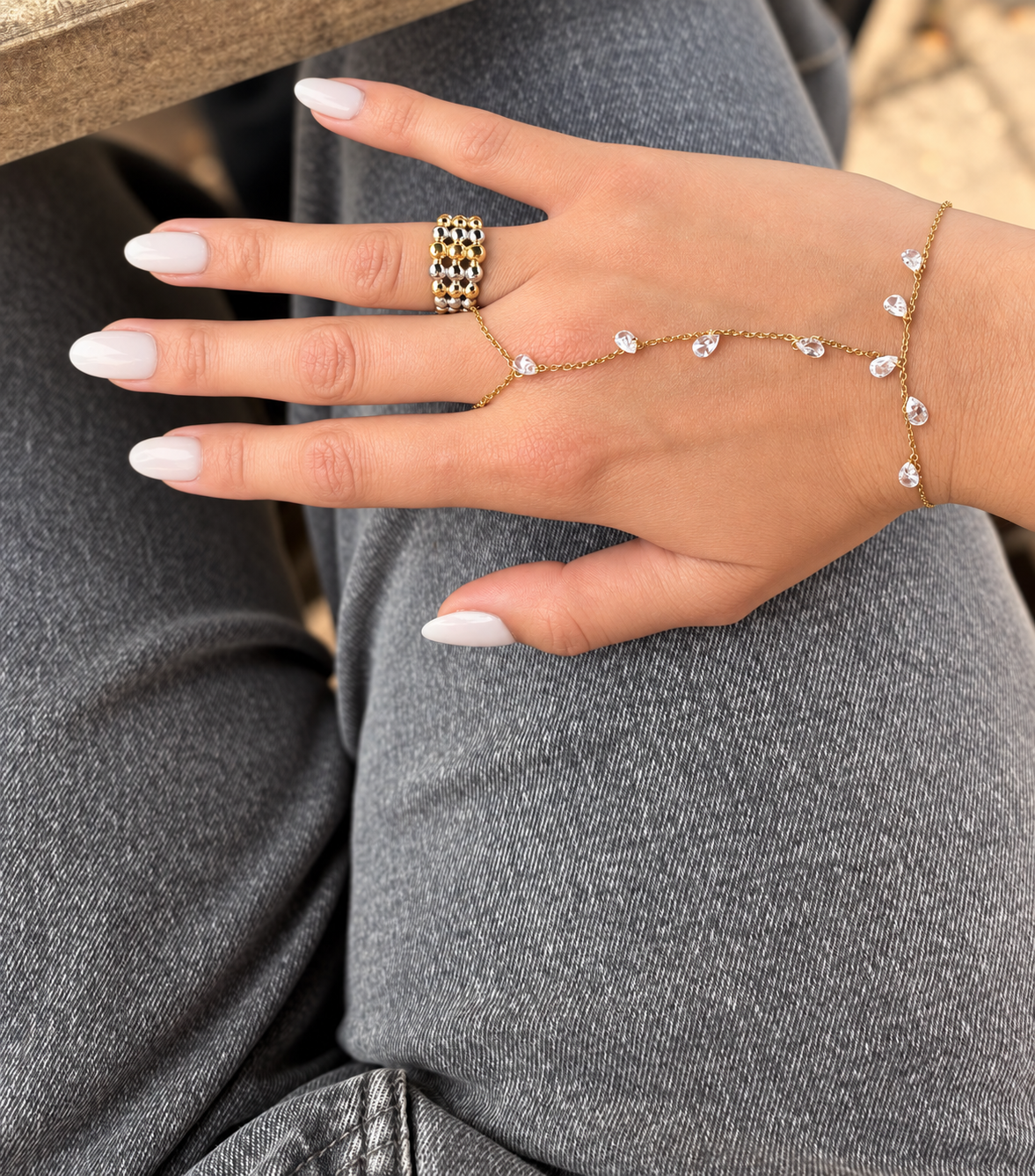 Hand chain met steentjes goudkleurig