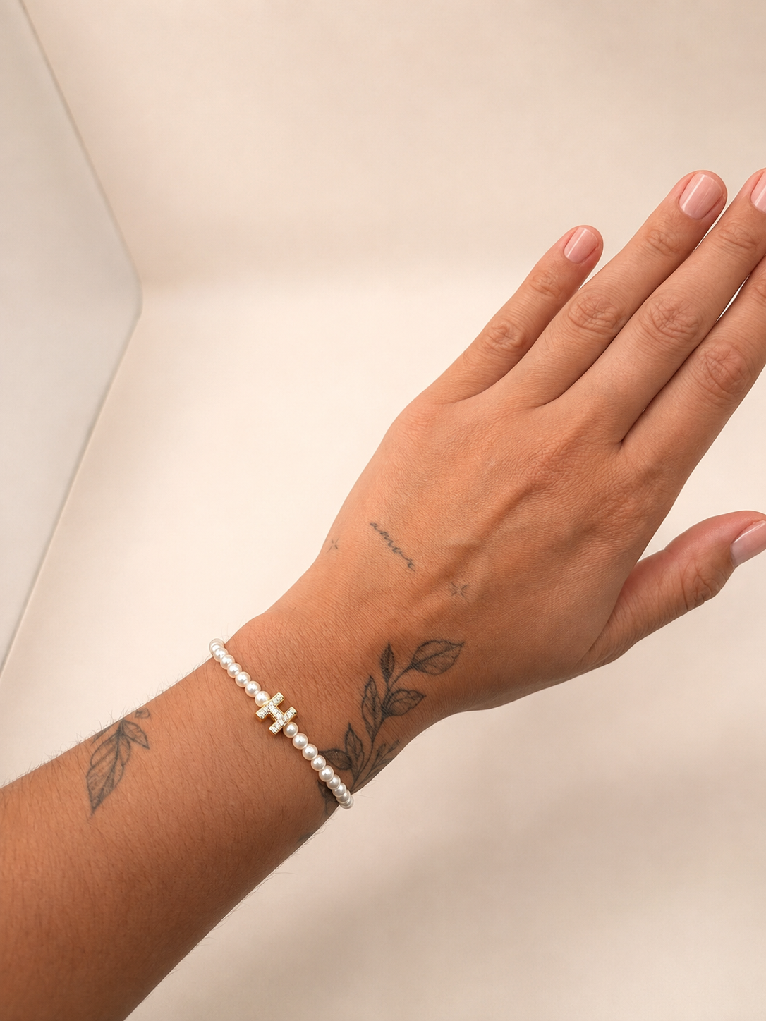 Elastisch H armbandje met parels goudkleurig