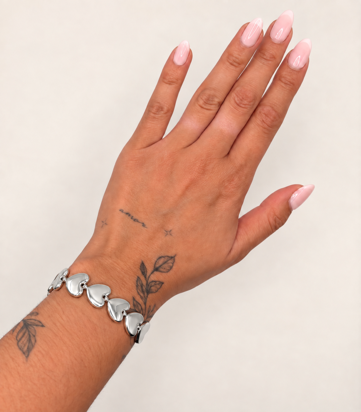 Elastische armband hartjes zilverkleurig