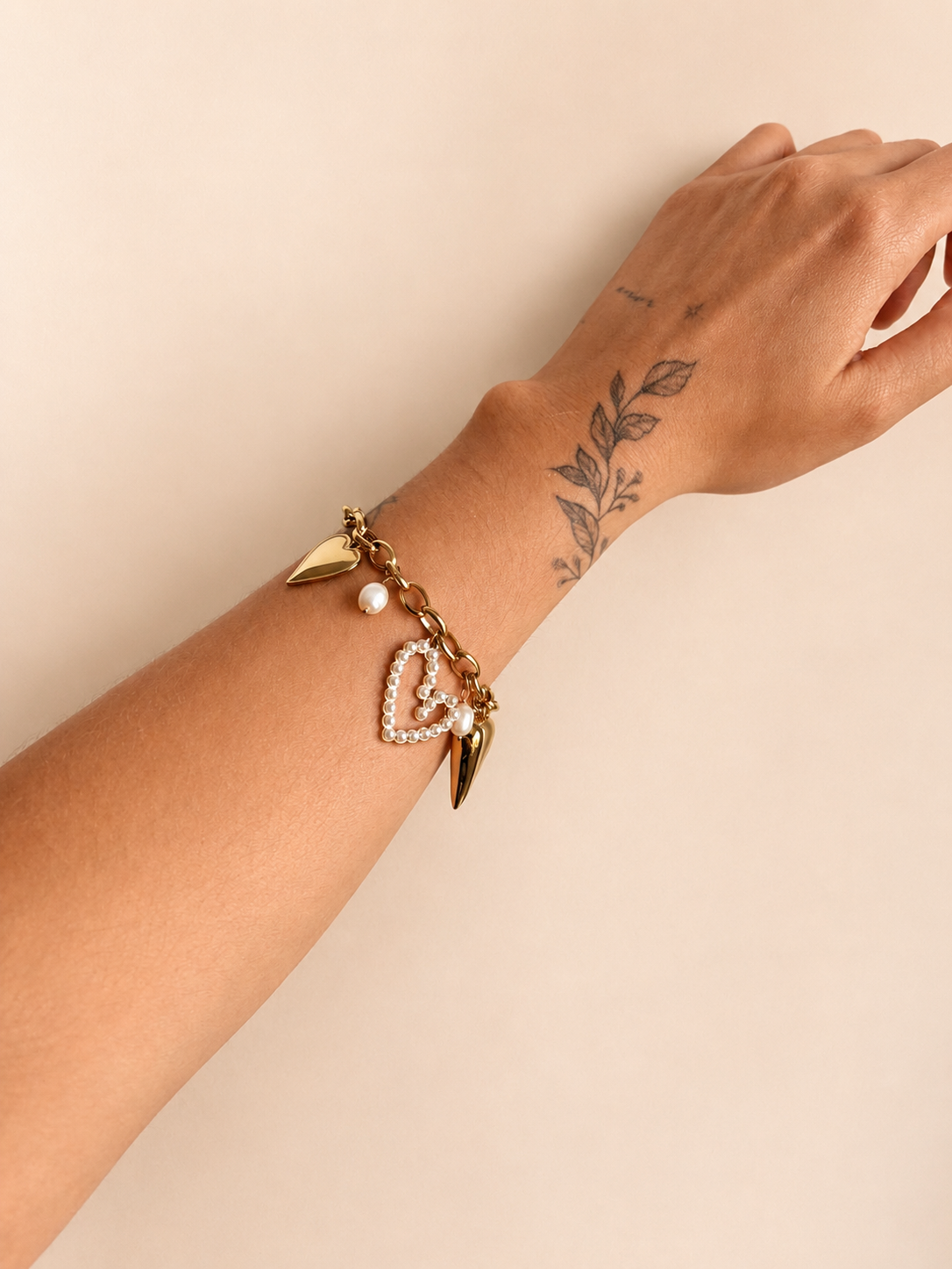 Armband met verschillende hartjes goud