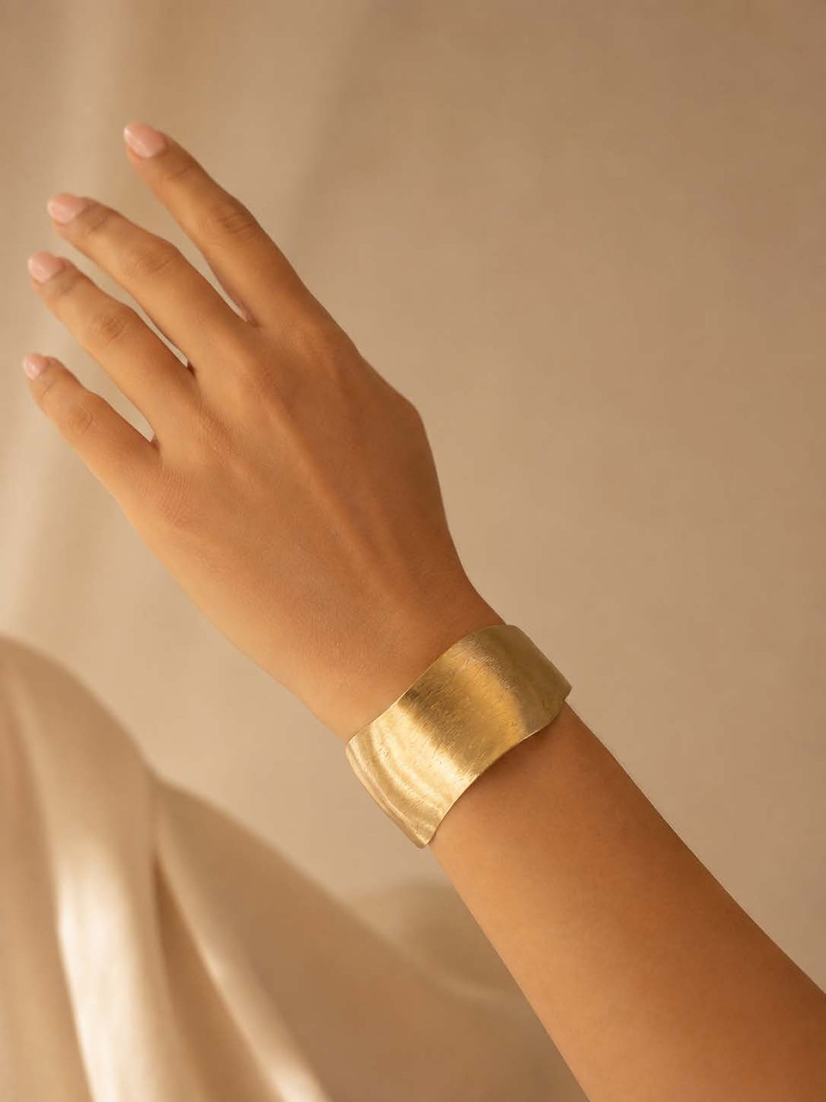 Organische armband goudkleurig