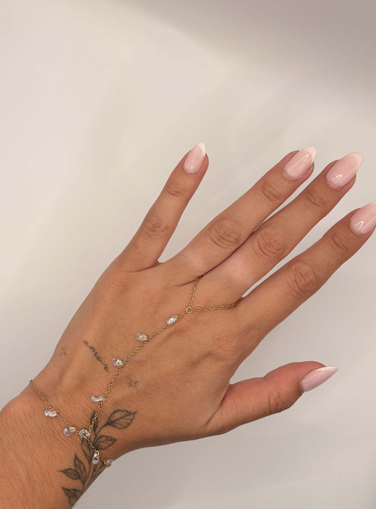 Hand chain met steentjes goudkleurig