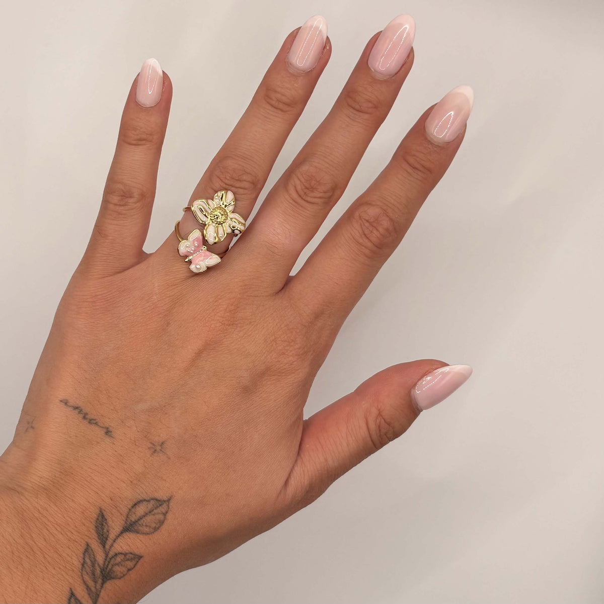 Ring met vlinder en bloem roze goud
