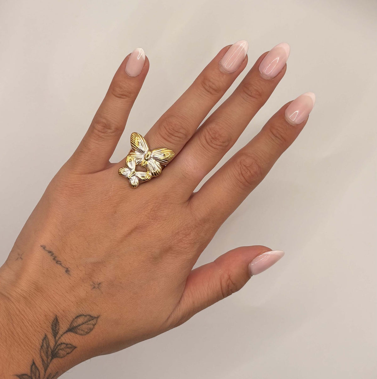 Ring met vlinders goud en zilverkleurig
