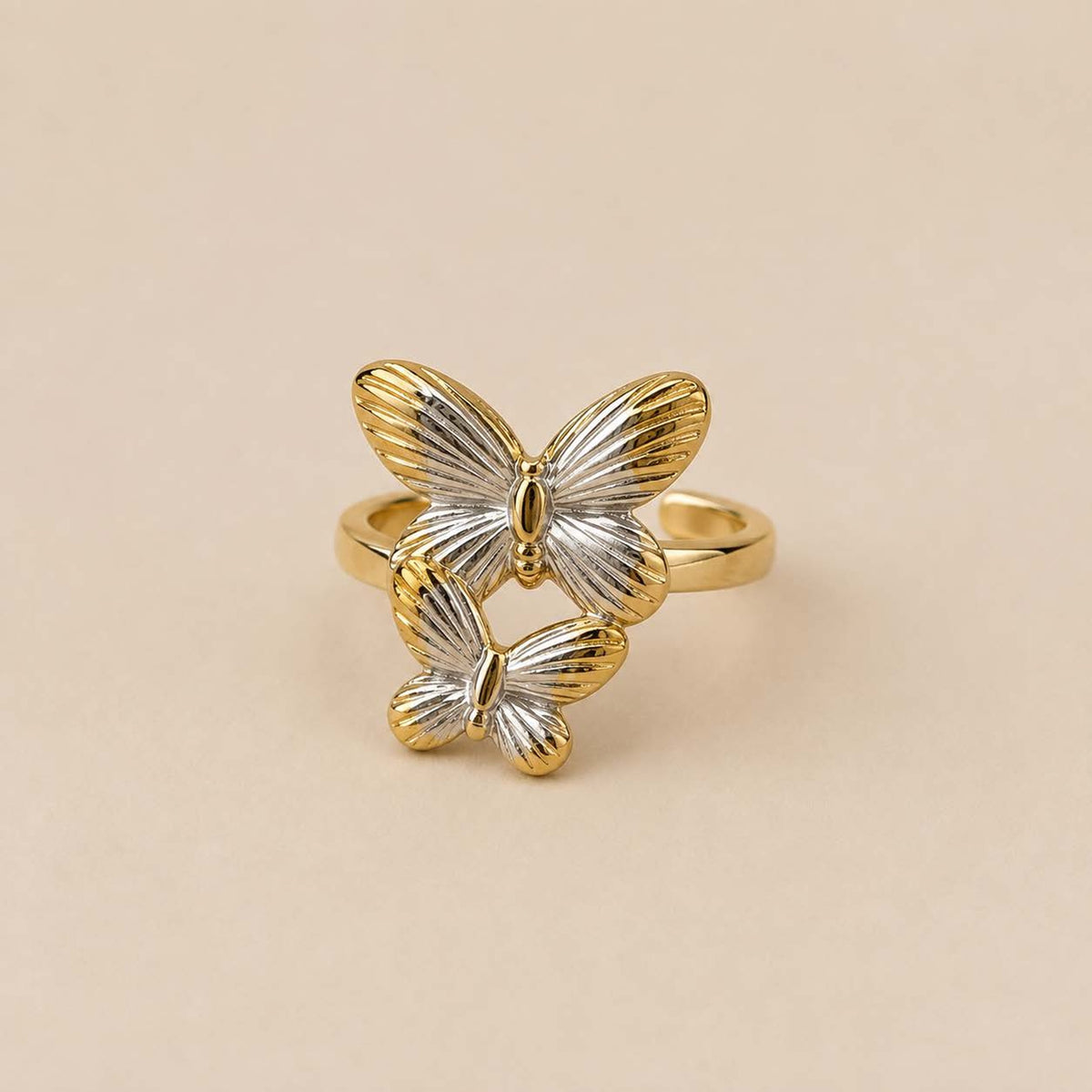 Ring met vlinders goud en zilverkleurig