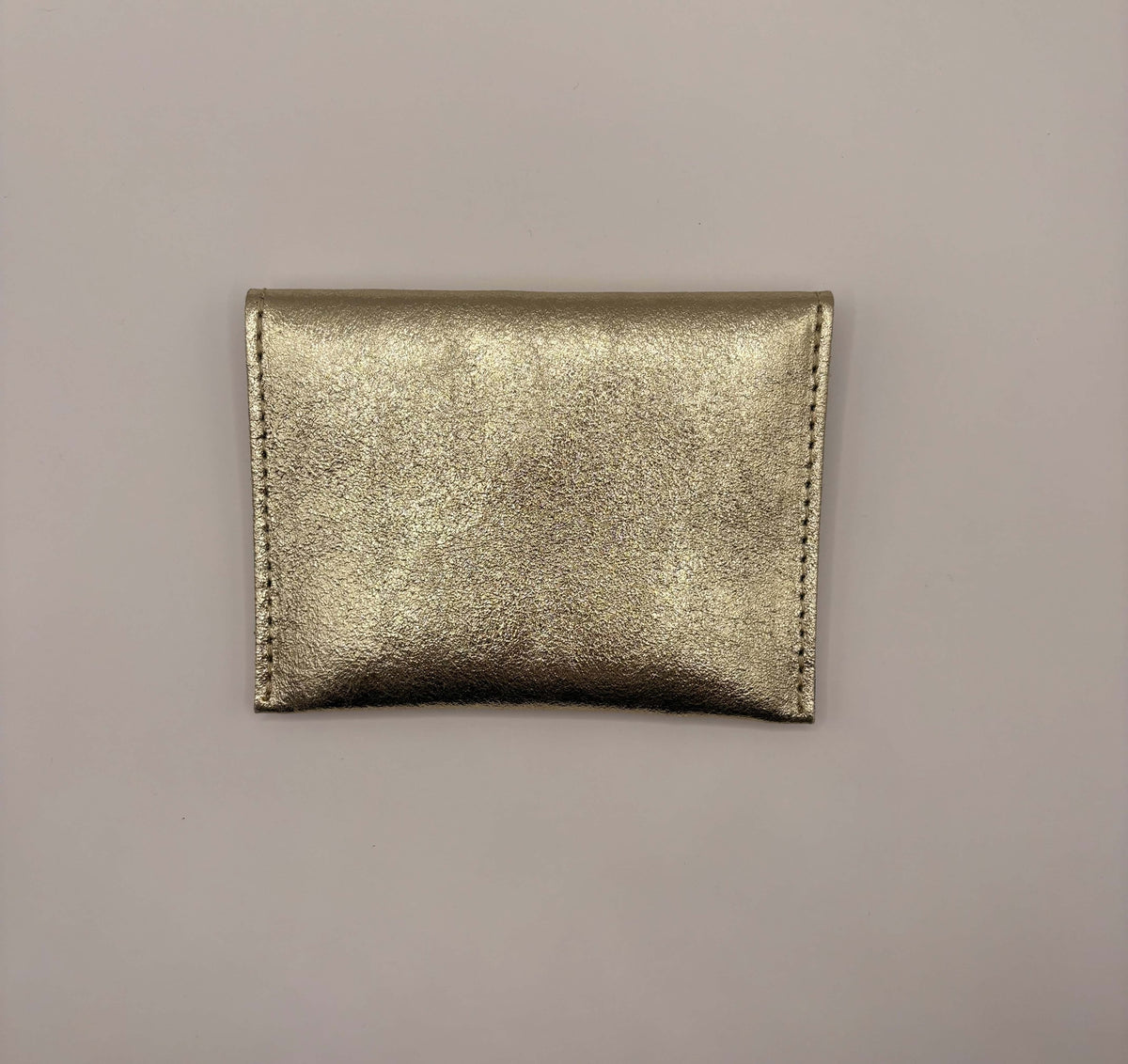 Beursje studs goud leer