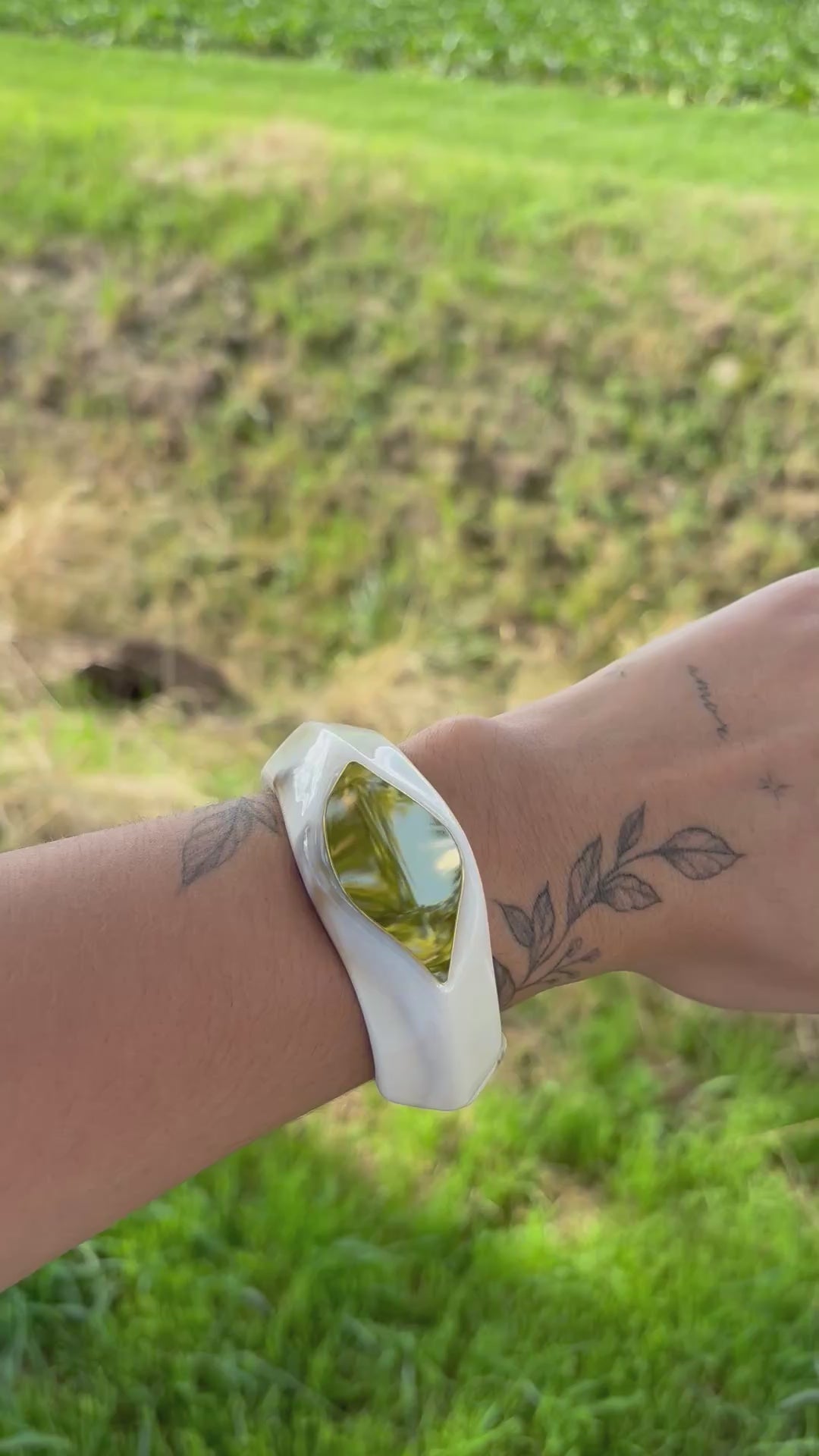 Marble white armband goudkleurig